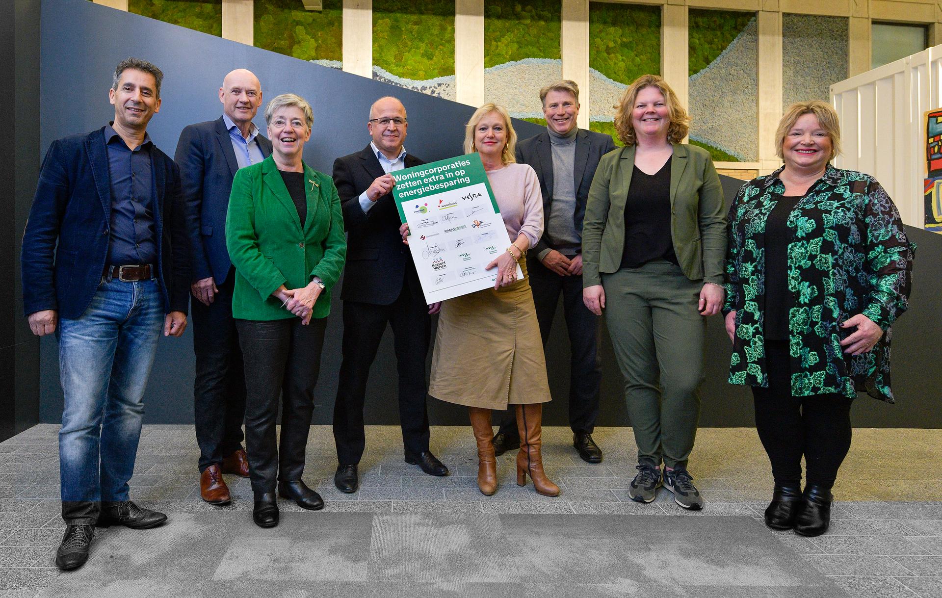 Groepsfoto met ondertekende convenant Woningcorporaties