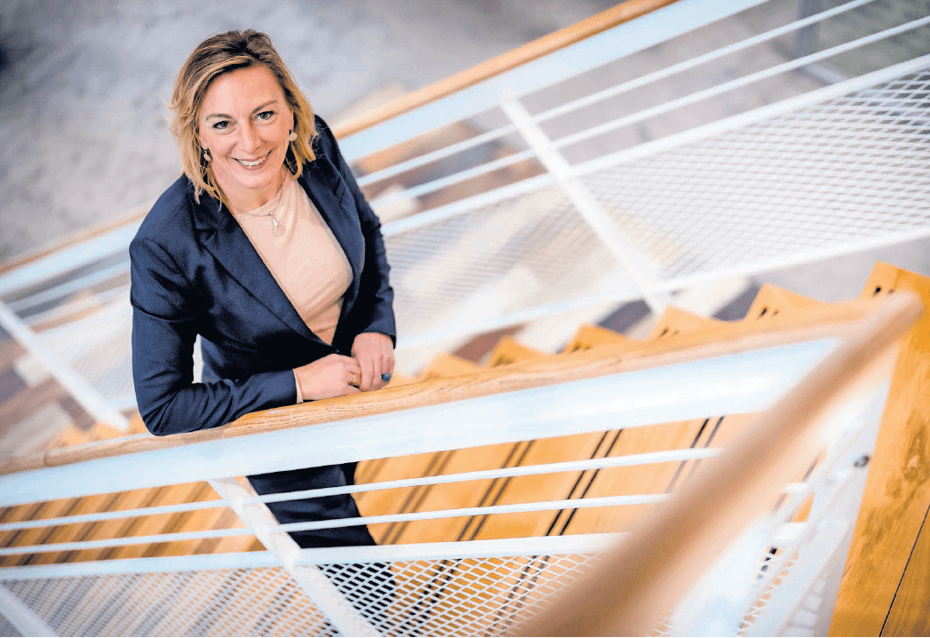 Portret Miriam op de trap