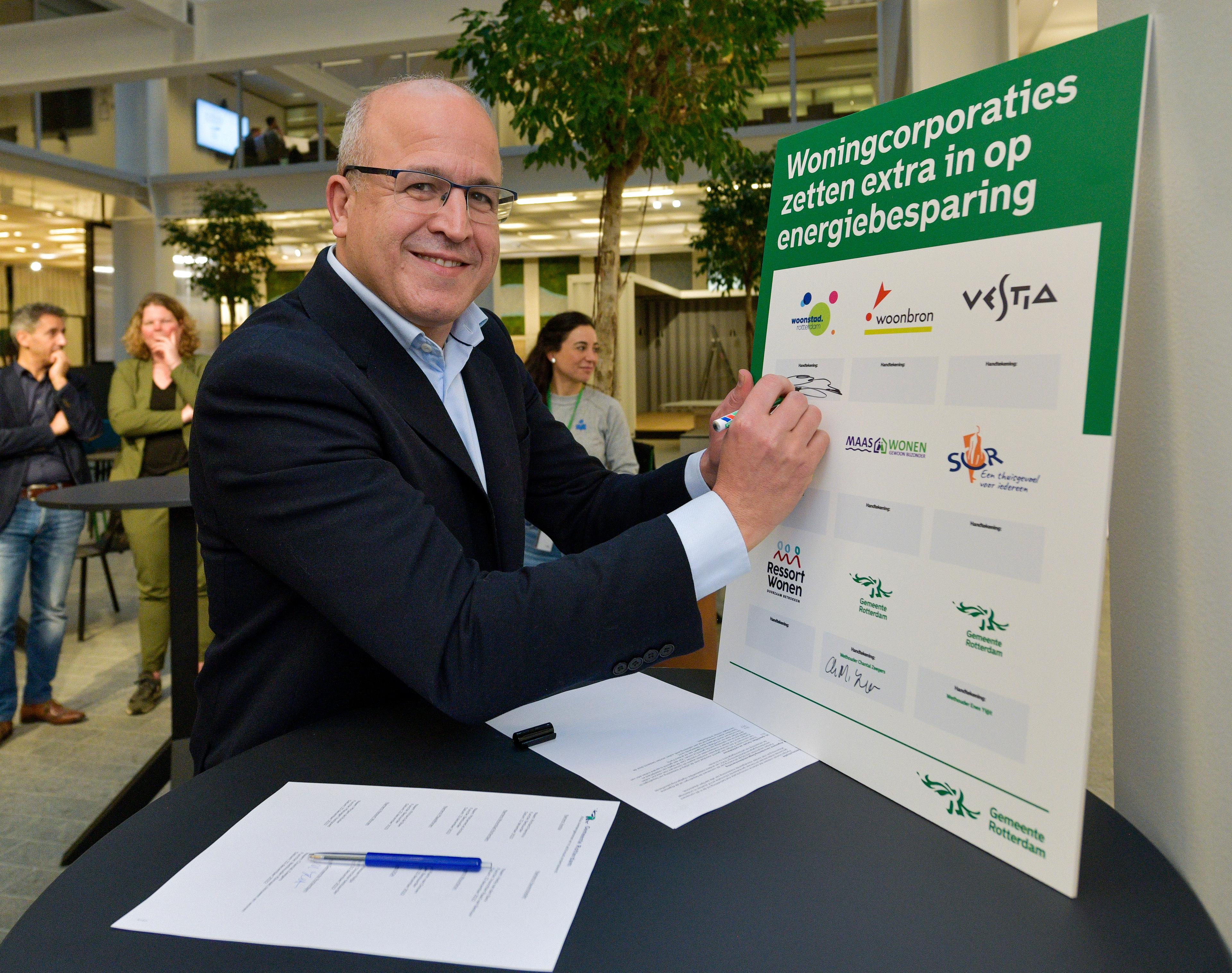 Woonstad ondertekent convenant Woningcorporaties