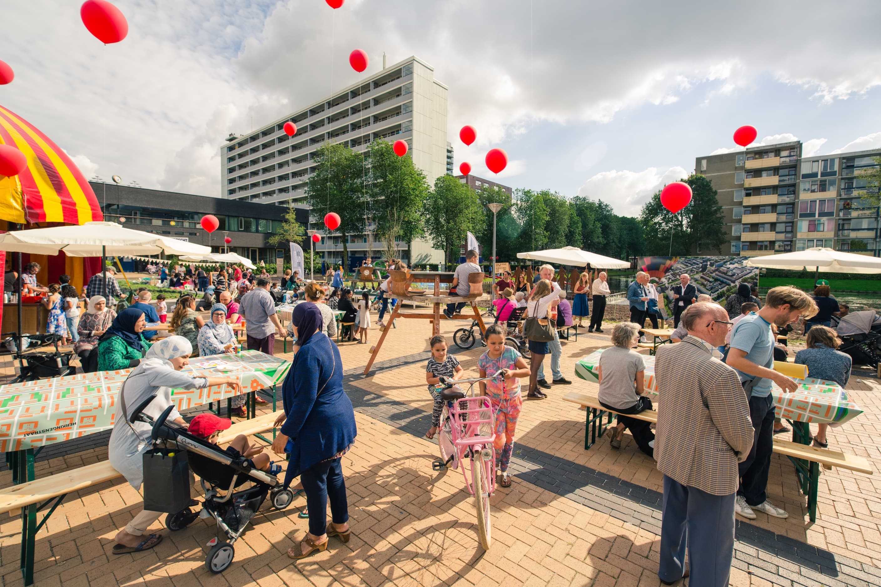 Buurtfeest buiten op het plein
