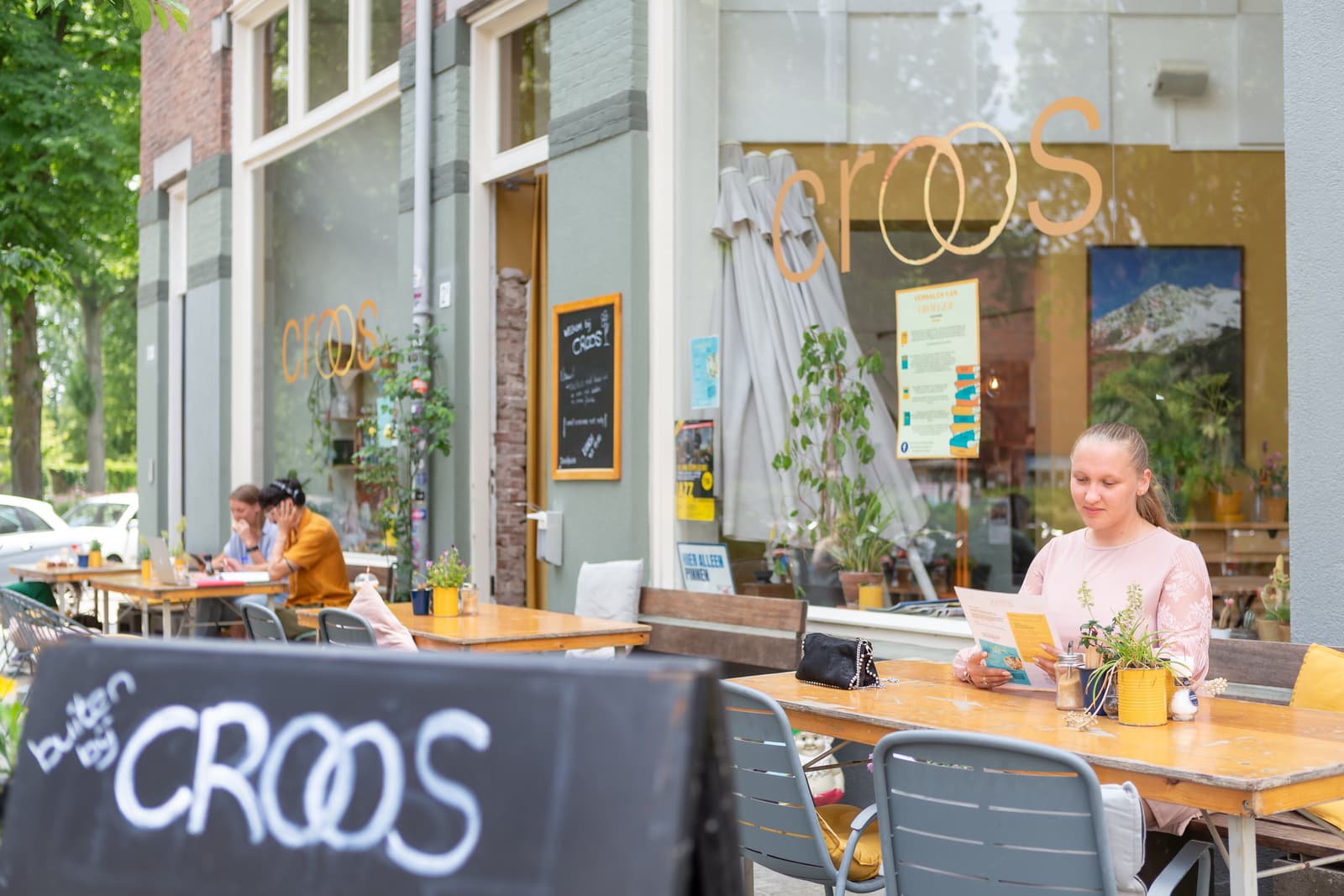 Romy zittend op het terras Buiten bij Croos