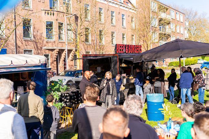 Feest aan de Bellamystraat met allerlei verschillende kraampjes