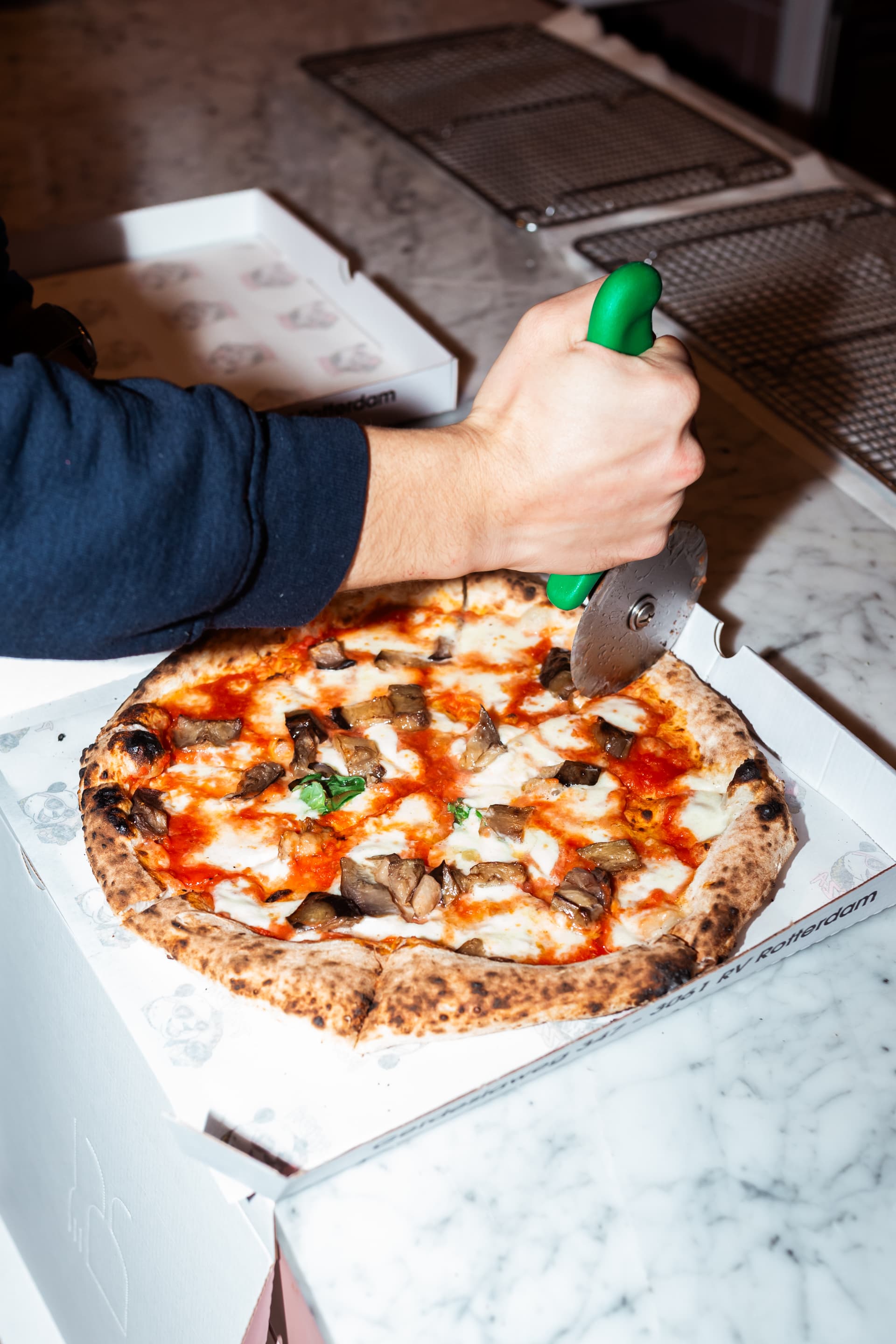 Pizza wordt gesneden met pizzaroller