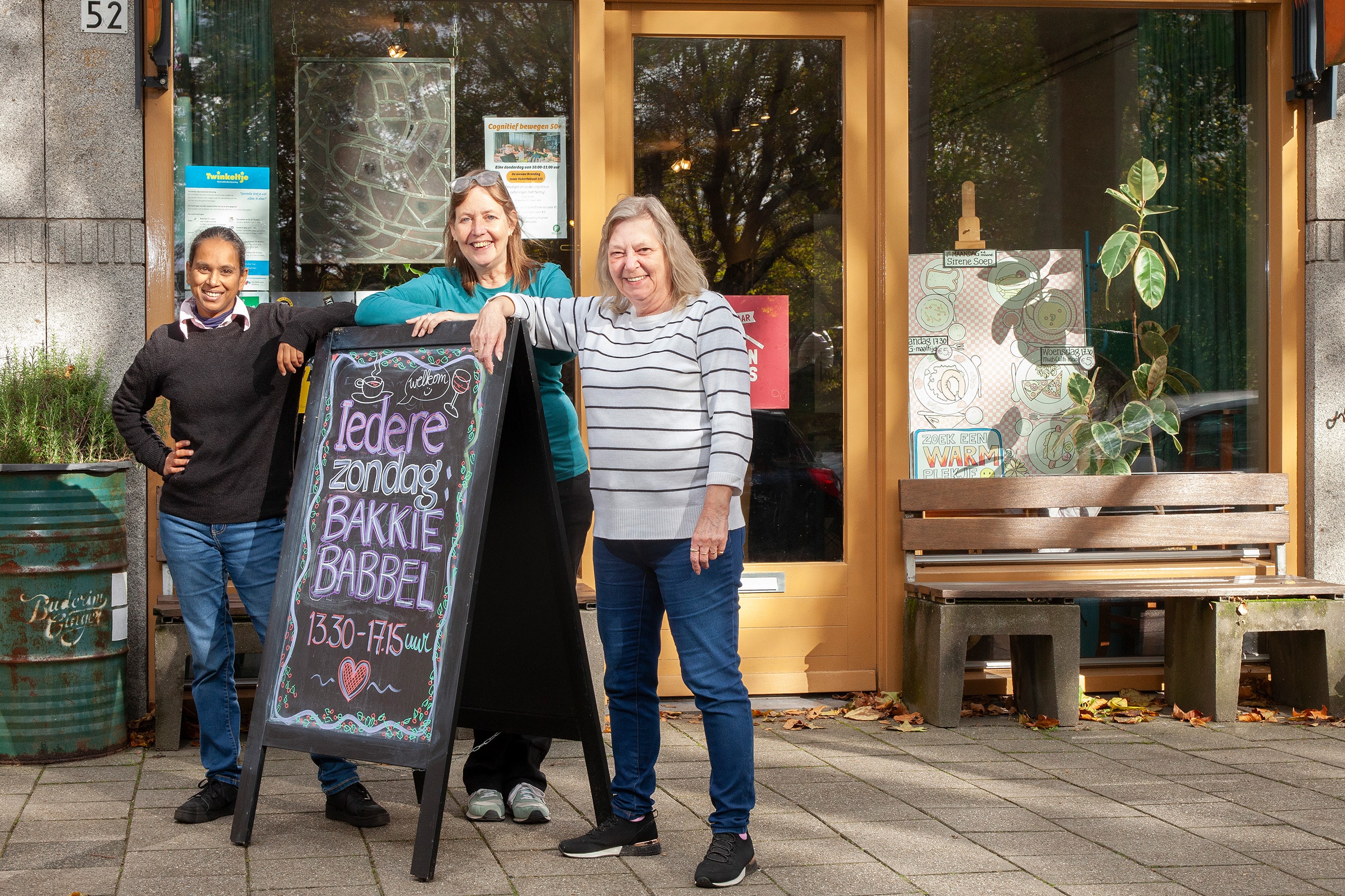 Vrijwilligers en coördinator Inge Hutten voor Open Huis Crooswijk