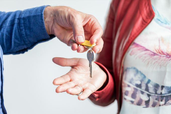 Sleutels van bedrijfsruimte worden overgedragen