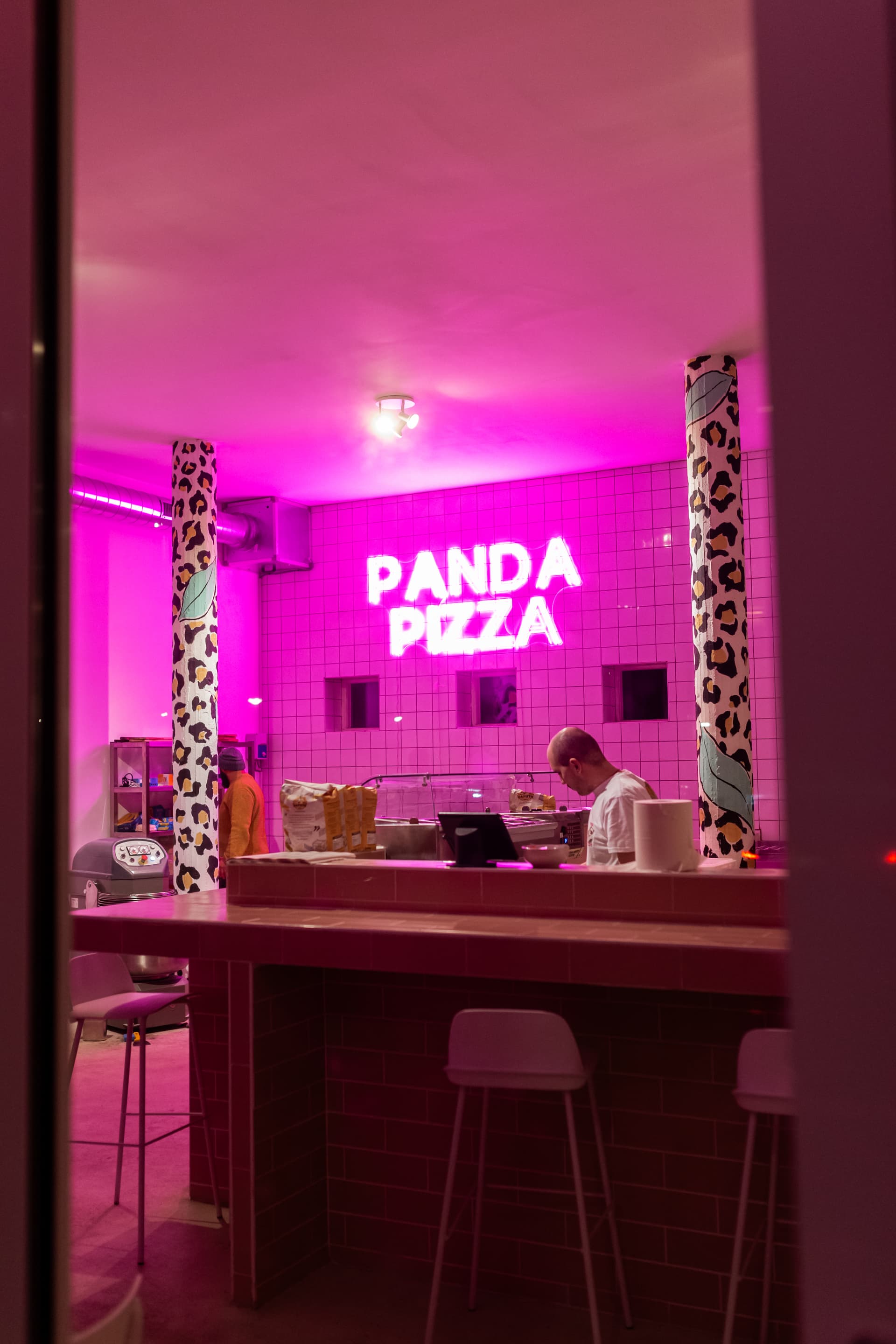 Keuken met "Panda pizza" in roze neonletters