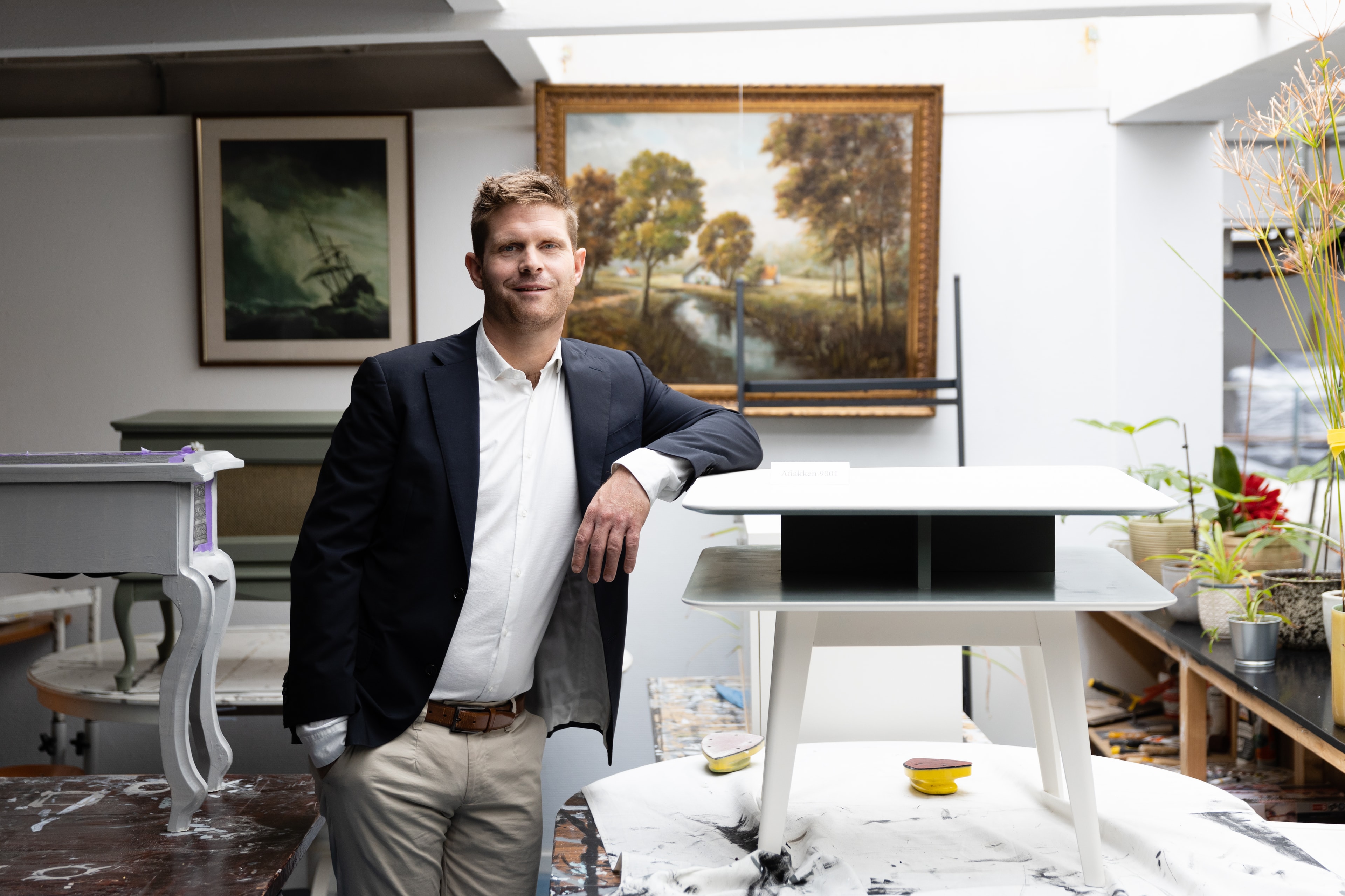 Maarten Meijer leunt op tafel in werkplaats Robin Hood
