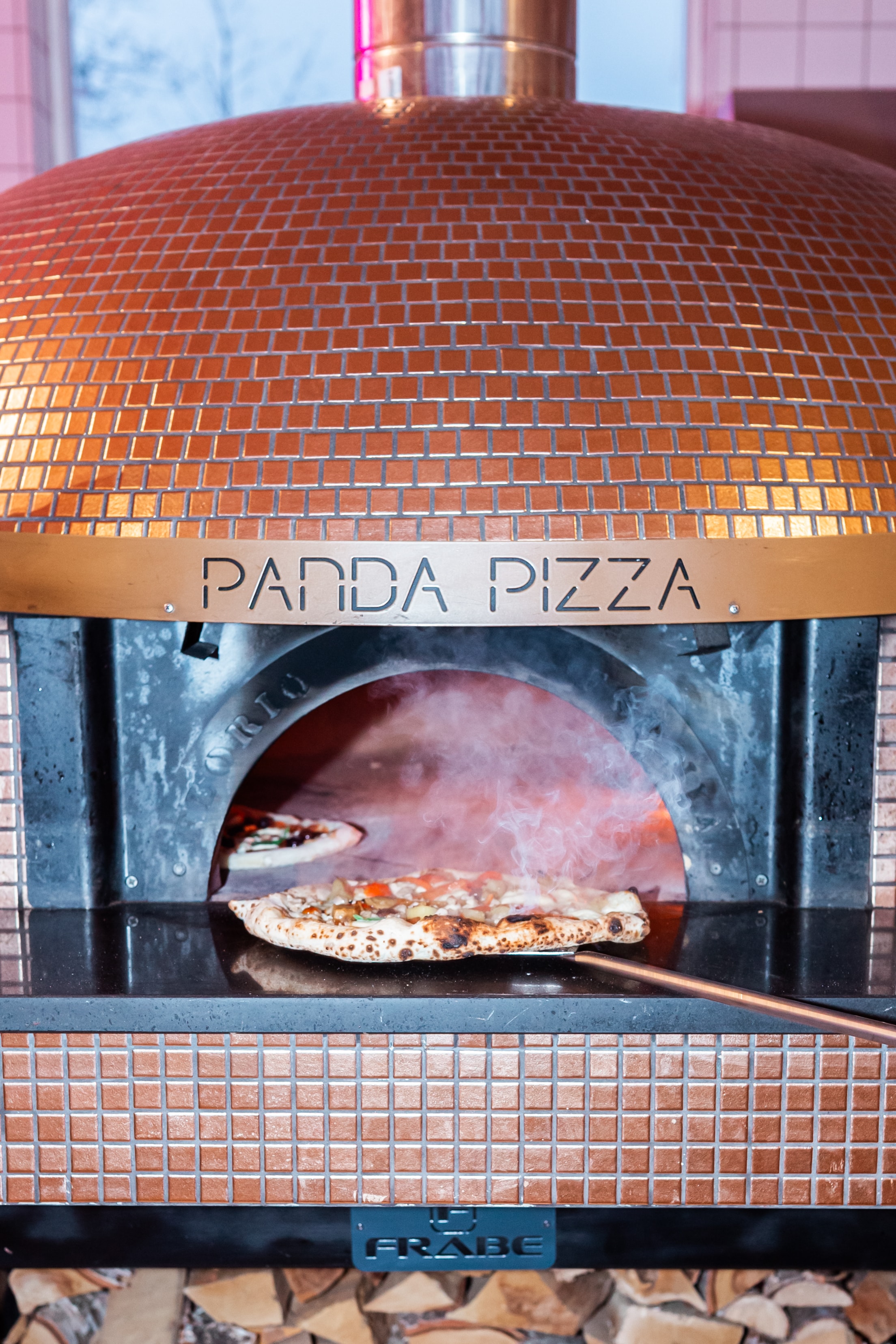Pizza in houtoven van Panda Pizza