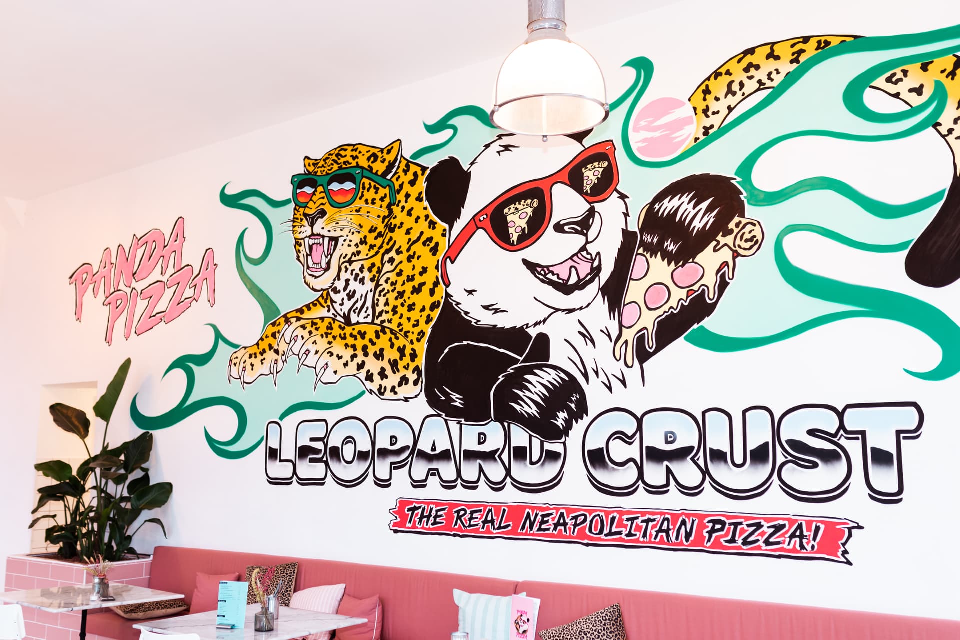 Muurprint van panda en panter in Panda Pizza