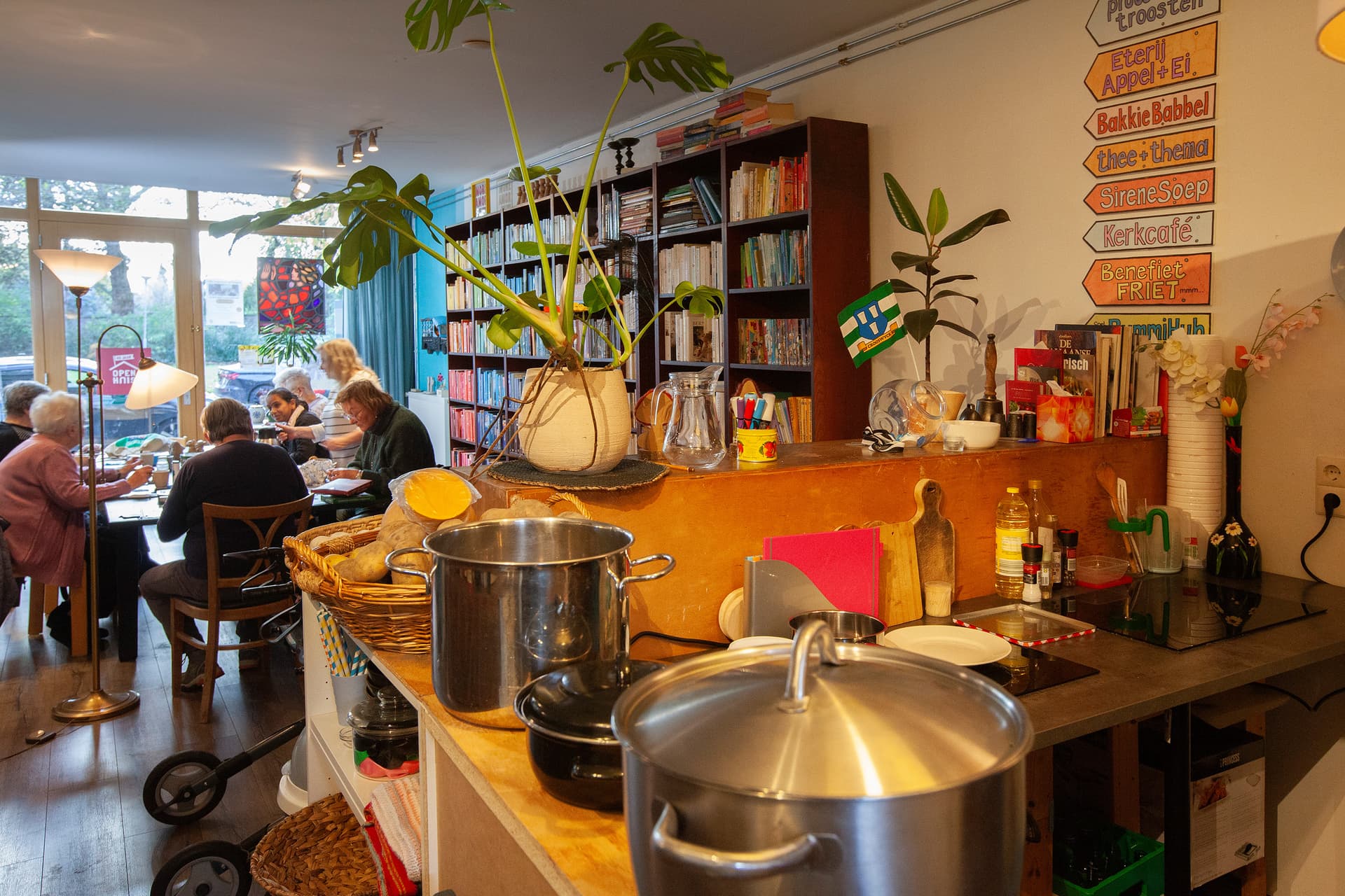 Pannen in de keuken van het open huis, met op de achtergrond bezoekers aan tafel