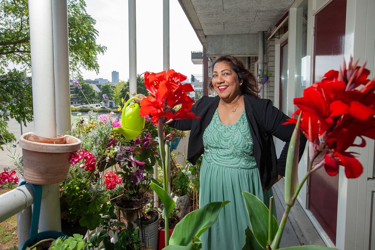 Huurder van Woonstad Radha Jiawan op haar balkon