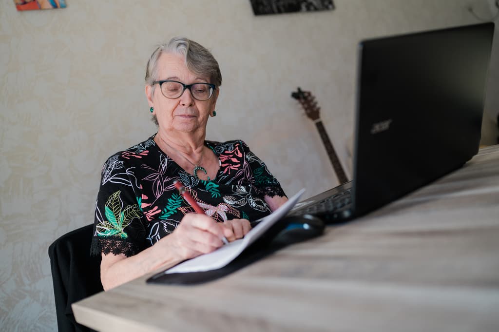Mevrouw Weeda schrijvend aan tafel