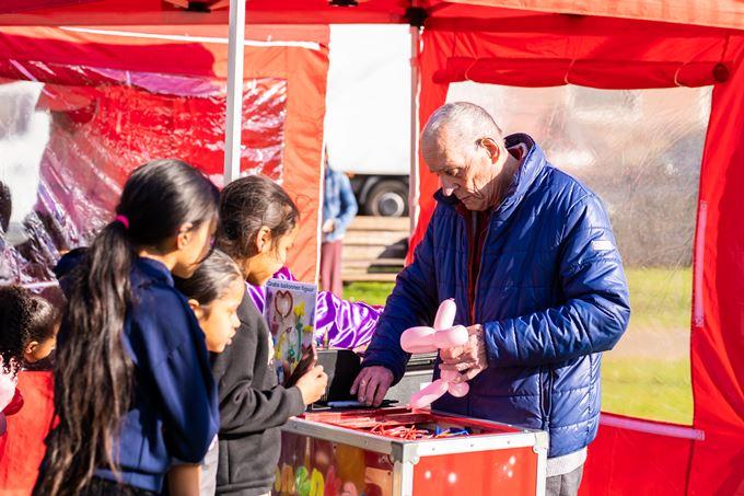 Een man maakt ballondieren voor kinderen