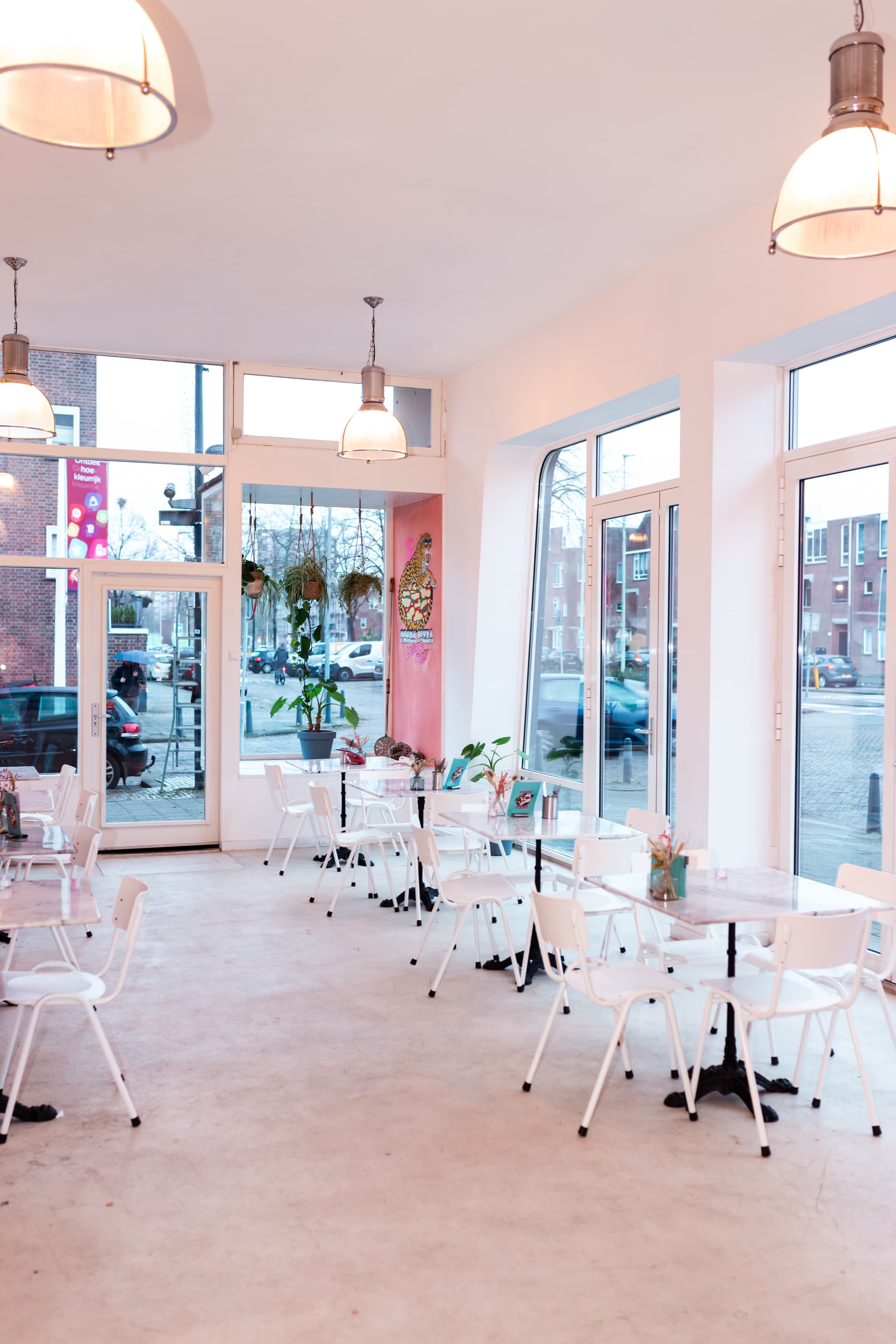 Witte interieur van Panda Pizza in Kralingen