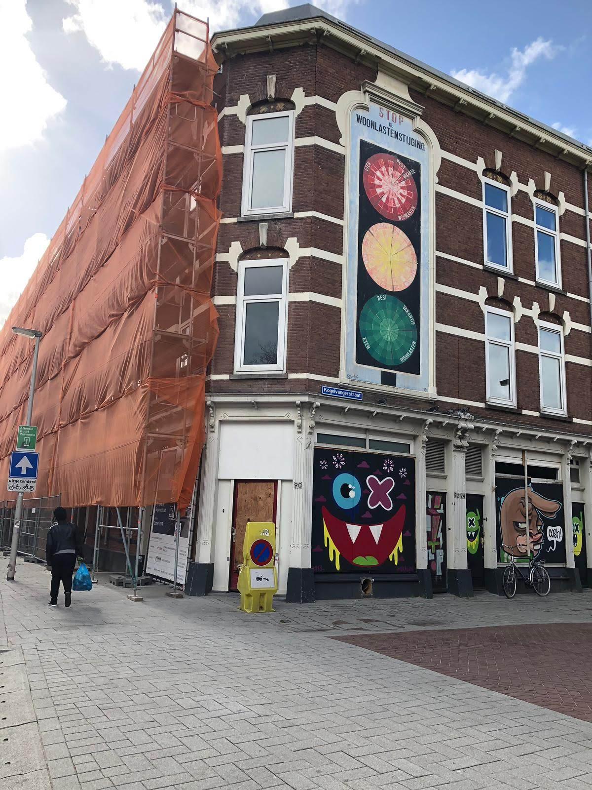 Gebouw in de steigers voor renovatie