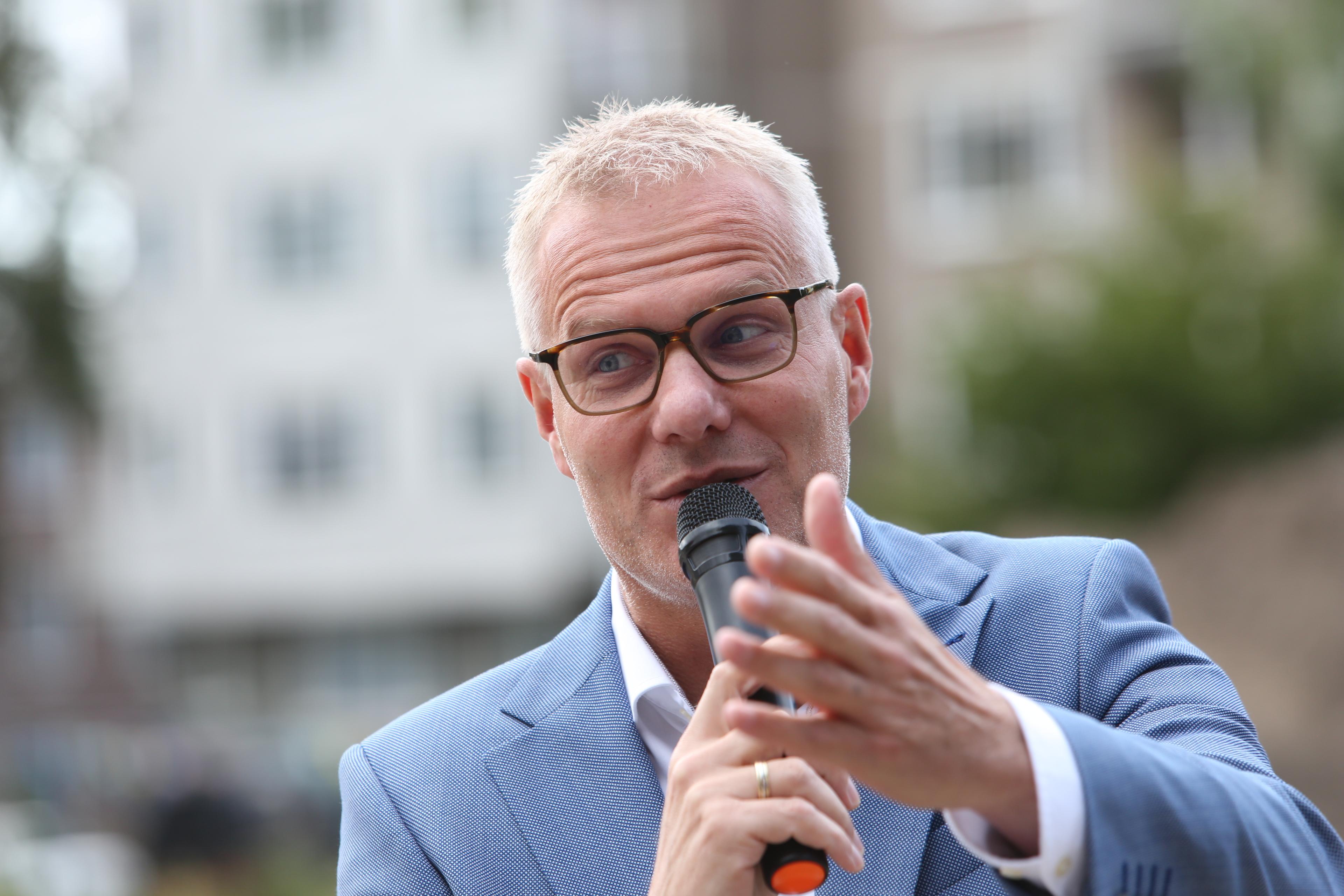 Portret Dennis Lausberg met microfoon