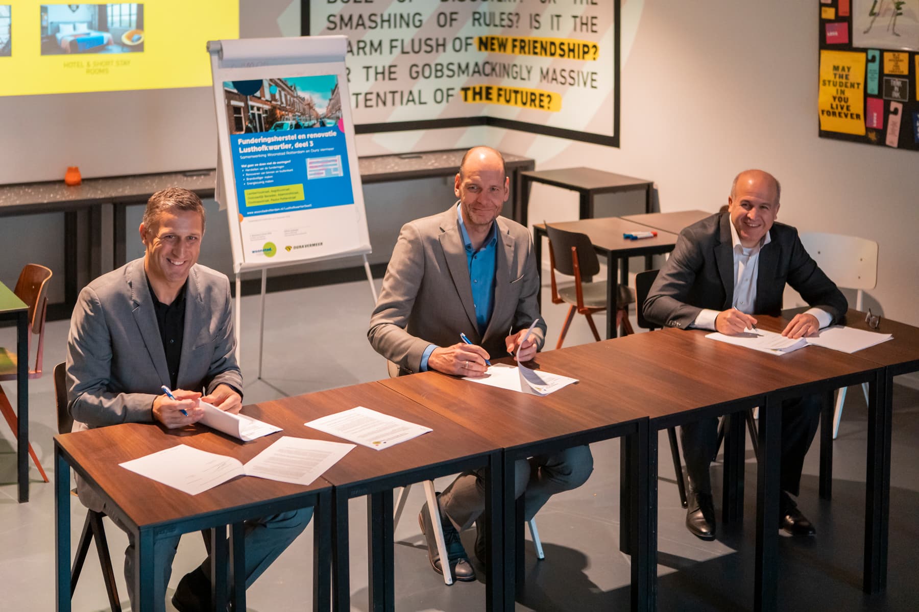 3 mannen ondertekenen de start van deel 3 van het funderingsherstel van het Lusthofkwartier