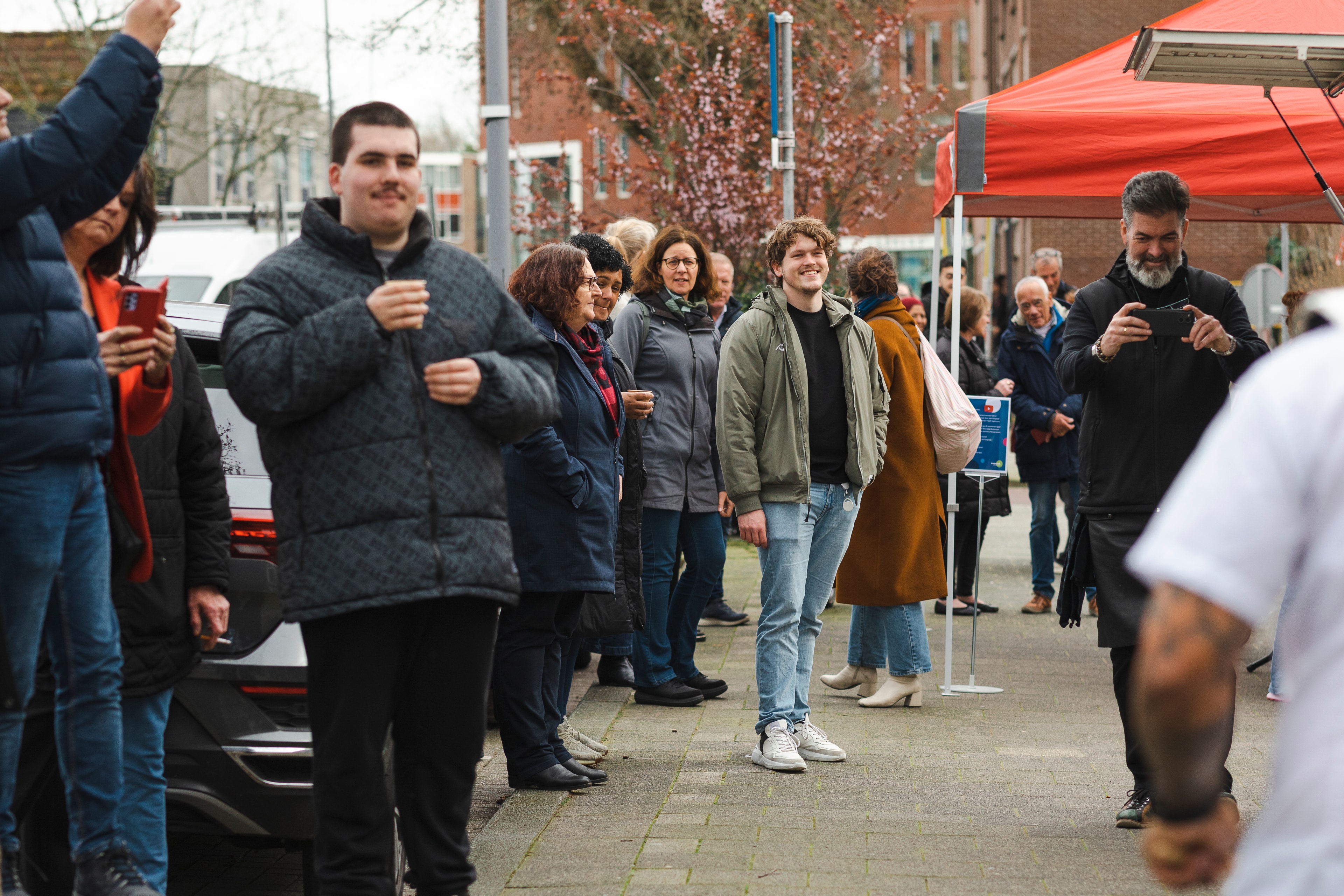 Bewoners op opening Buurtpunt Bloemhof