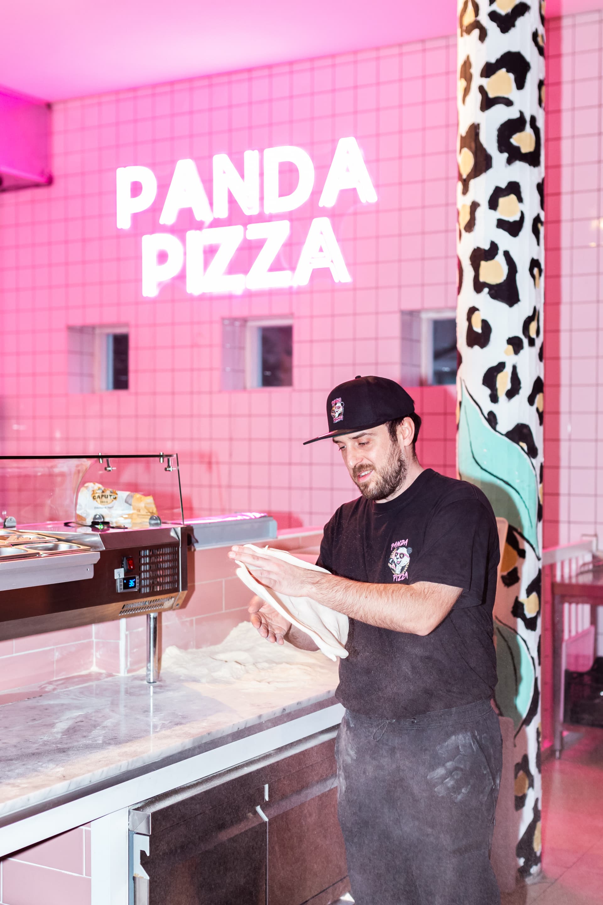Pizzabakker draait deeg tot pizzabodem