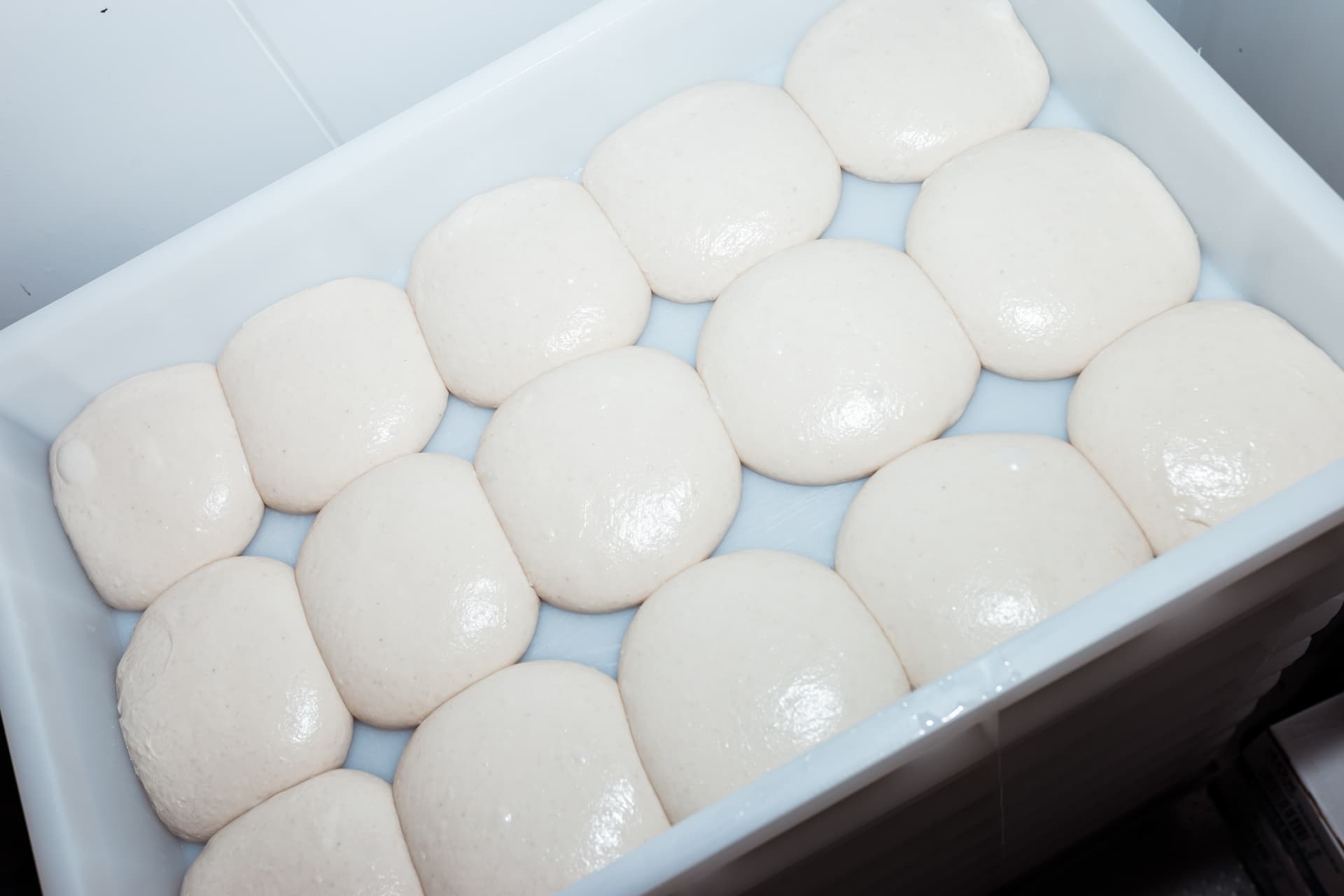 Bak met bolletjes pizzadeeg