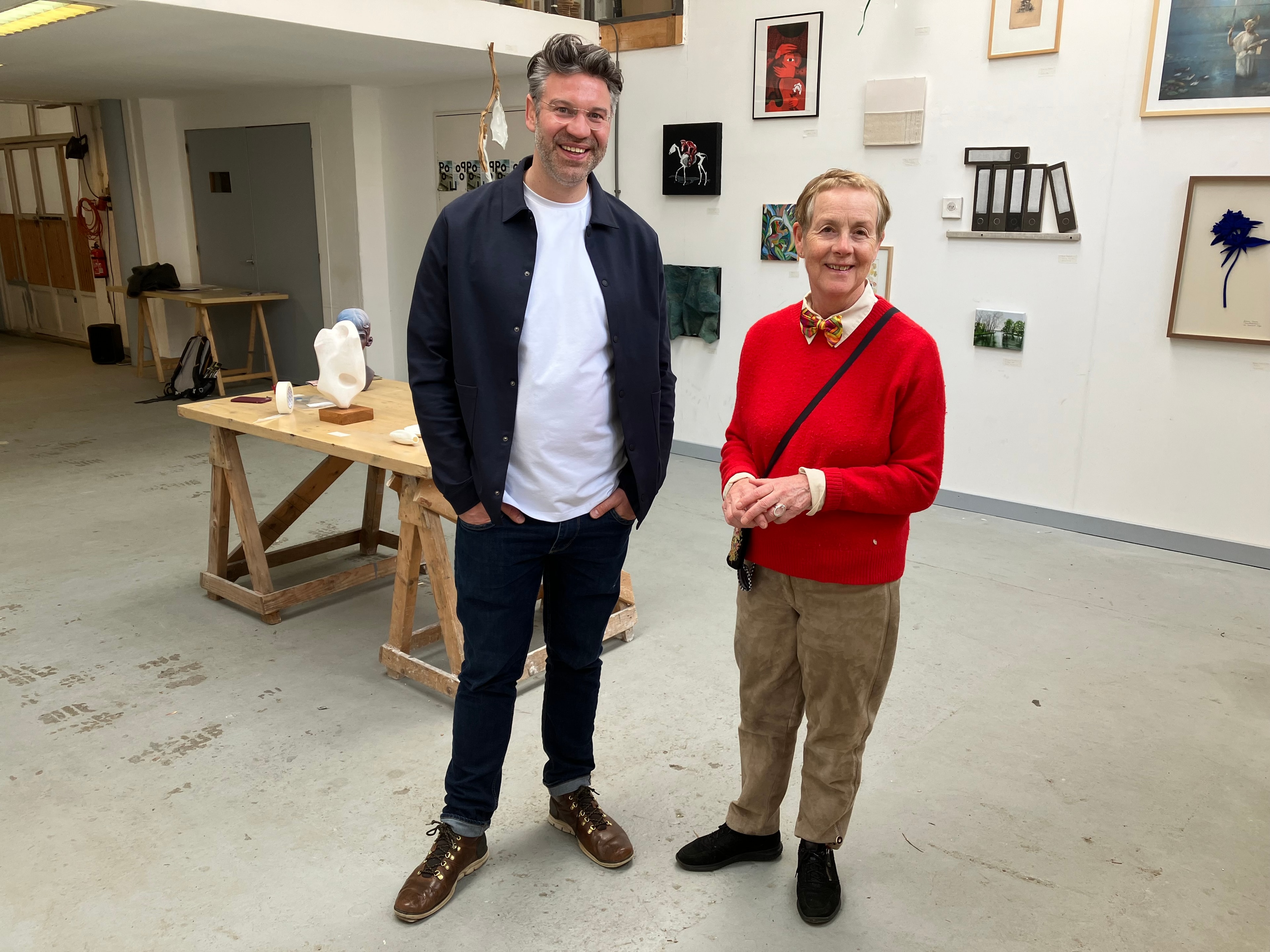 Salko Hofman en Jannie Hommes in ruimte waar kunst hangt