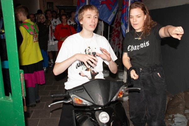 Nada (van Halte Charlois) wijst een jongen op een scooter de weg