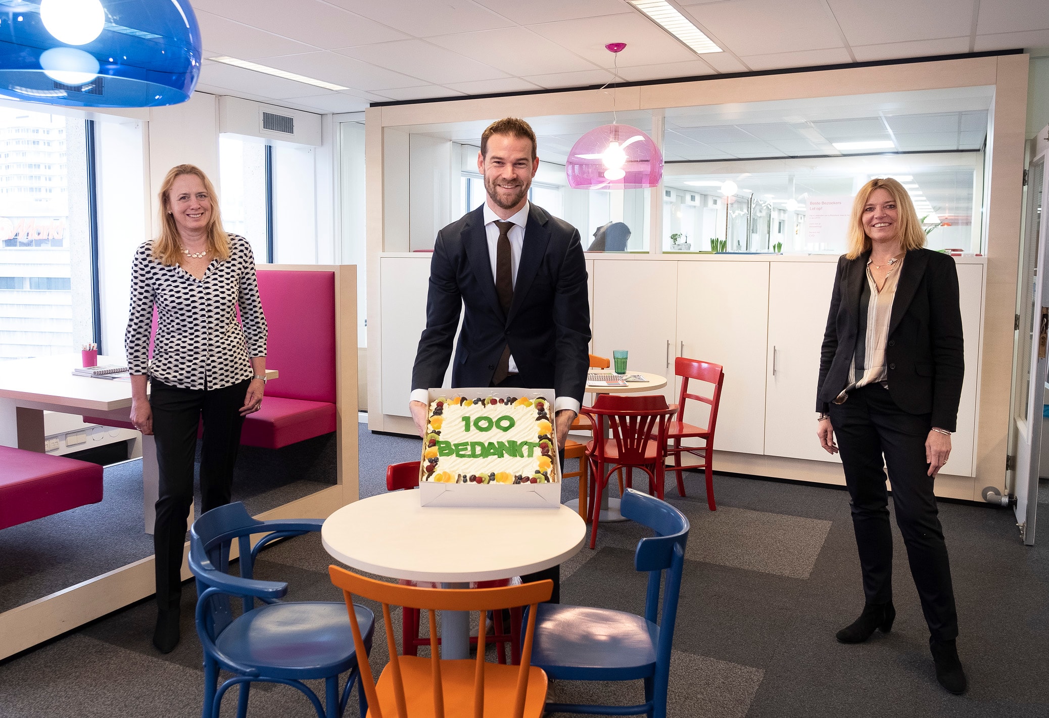 Sven de Langen met taart 100 bedankt