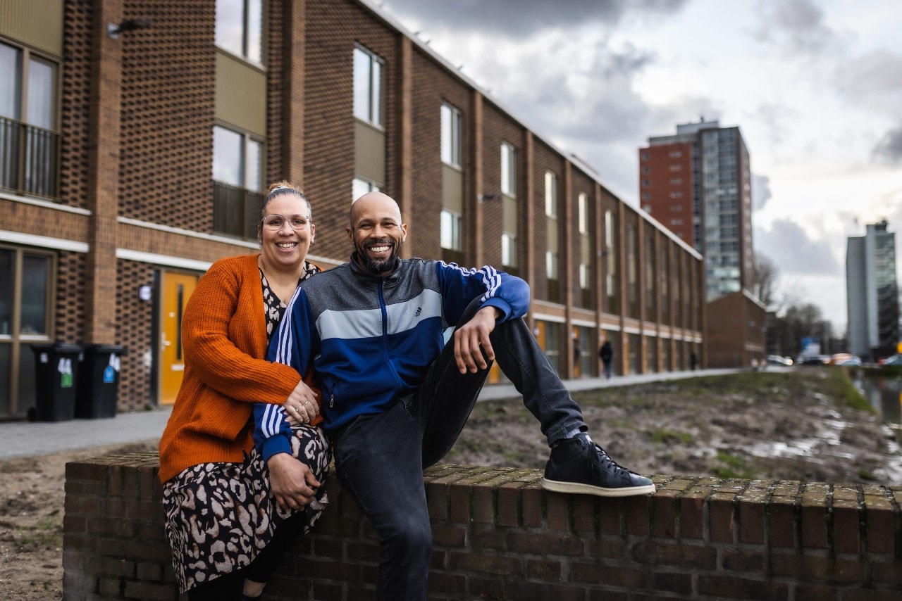 Ninny en Francisco bij hun nieuwbouwwoning in Pendrecht