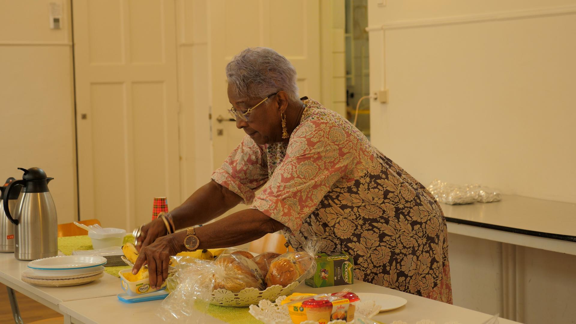 Lisette zet de lunch klaar