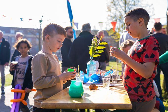 Twee kinderen knutselen op het feest aan de Bellamystraat