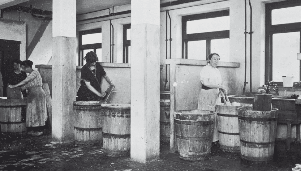 Zwartwit foto van het badhuis in het Justus van Effenkwartier