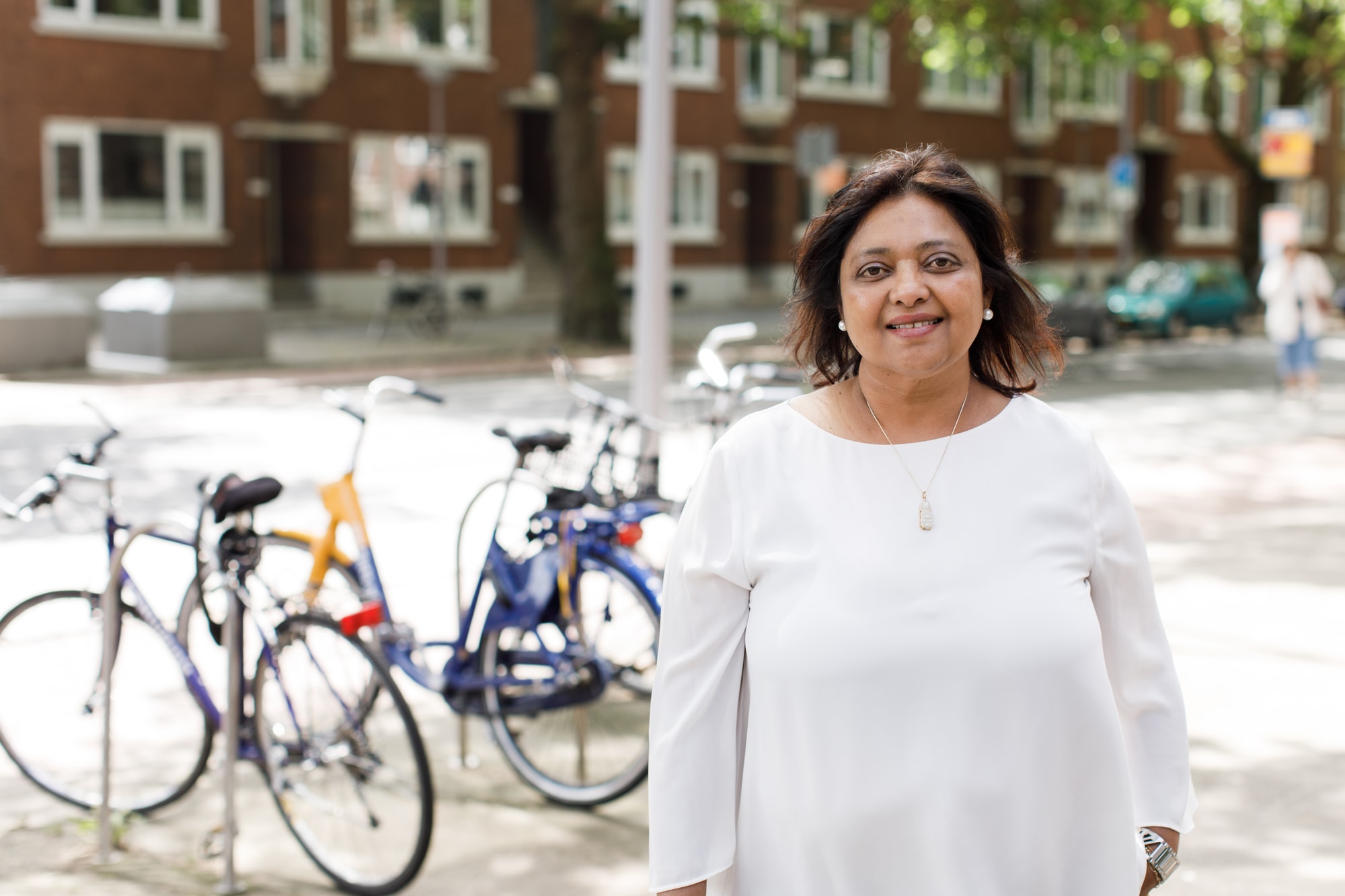 Portret van woonwensconsulent Sherita Sitaram op straat