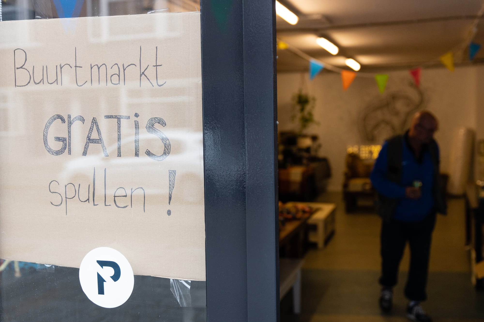 Affiche bij Robin Hood met tekst "Buurtmarkt gratis spullen!"