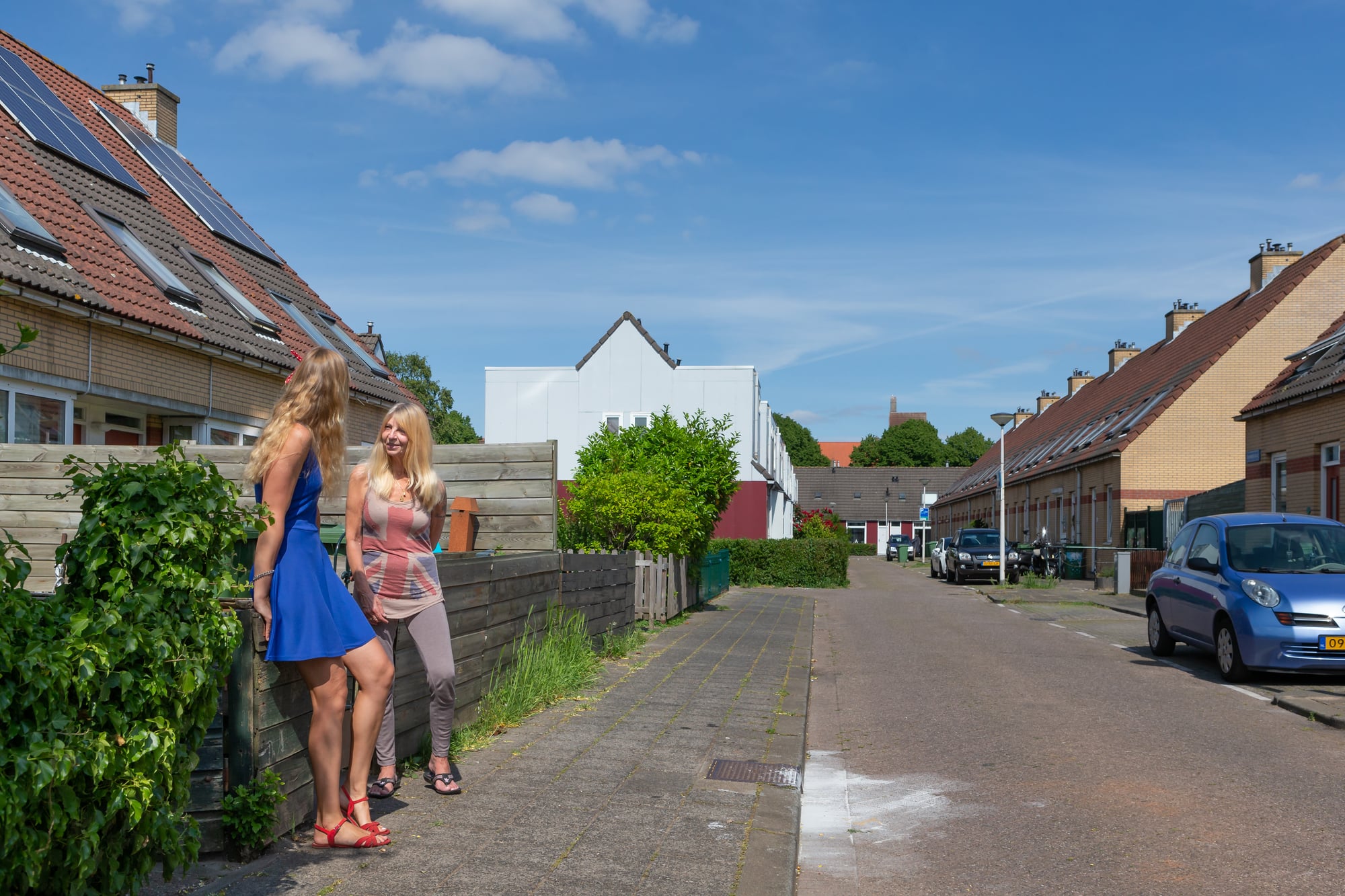 Vrouwen in gesprek op straat in de Tarwebuurt