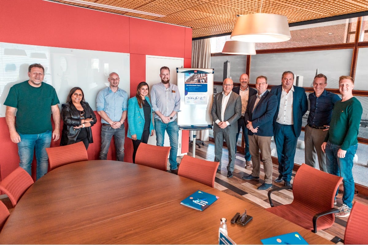 Groepsfoto ondertekening Fase 2 Rechthuislaan