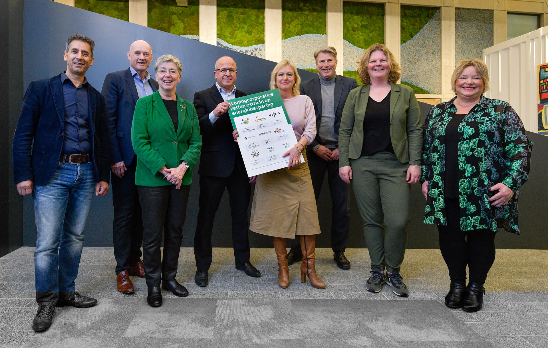 Groepsfoto met ondertekende convenant Woningcorporaties
