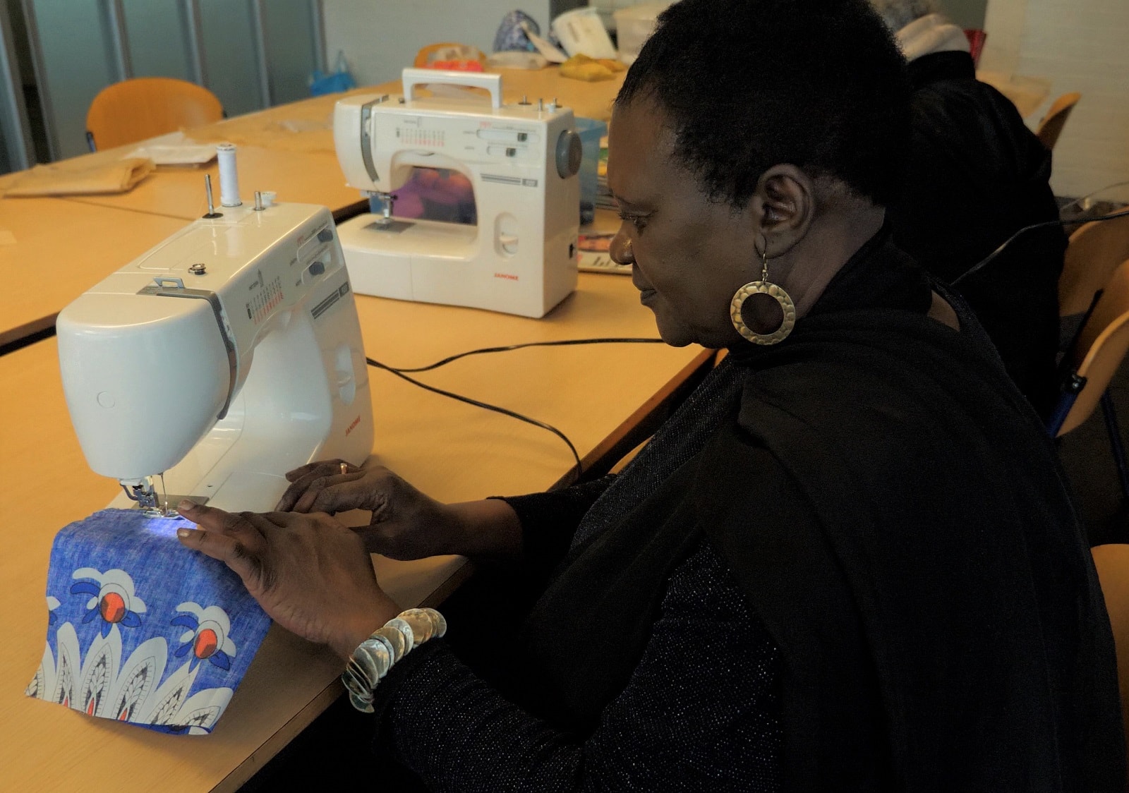 Darling Tafleur aan het werk achter de naaimachine