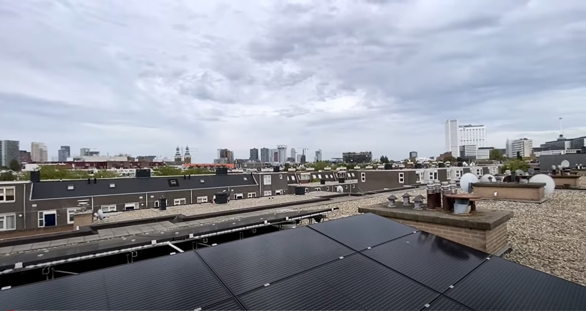 PVT-panelen op het dak van een gebouw aan de Josephstraat
