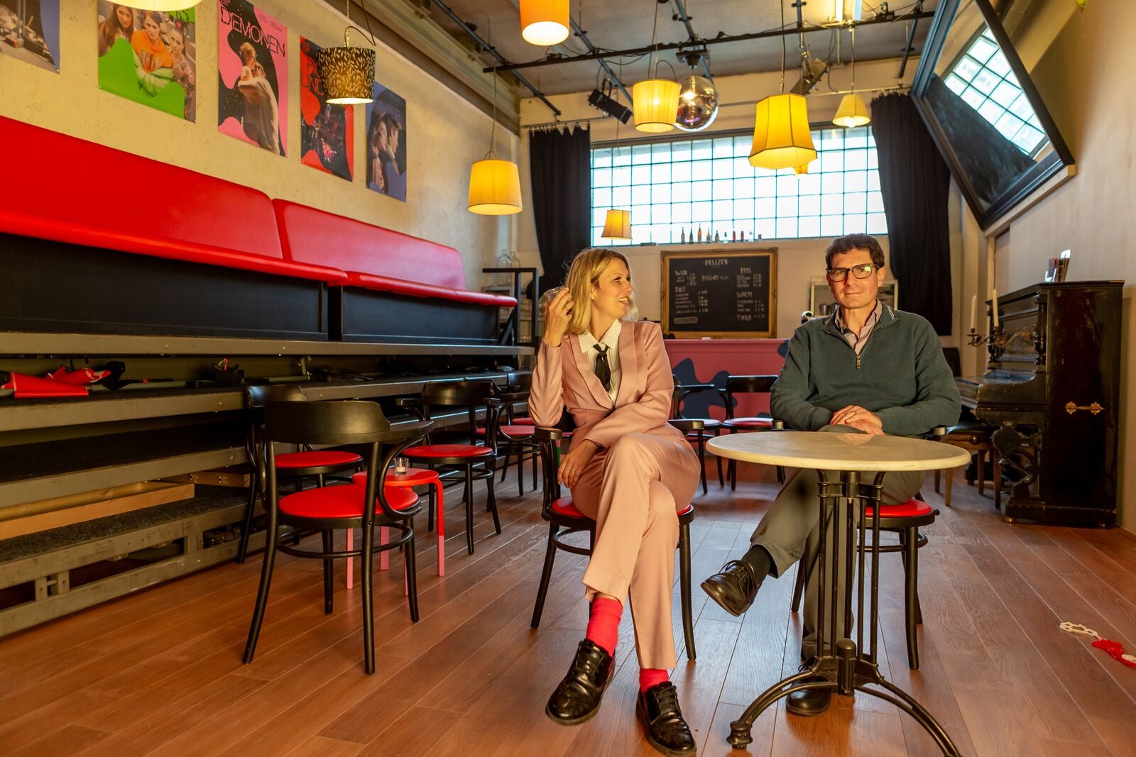 Eva Lemaire en Alexander Schreuder zitten aan tafel in Mooi Weer & Zo
