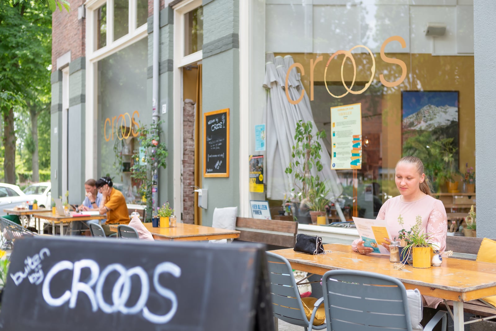 Romy zittend op het terras Buiten bij Croos