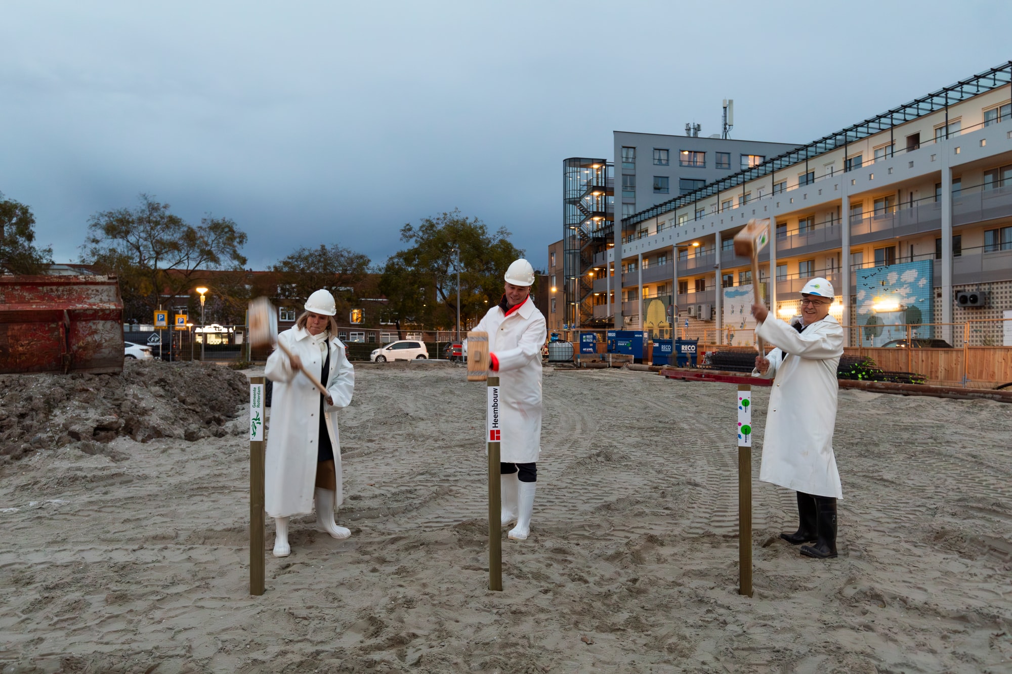 Groep mensen die aanwezig is bij het slaan van de eerste paal voor de nieuwbouw in Bloemhof