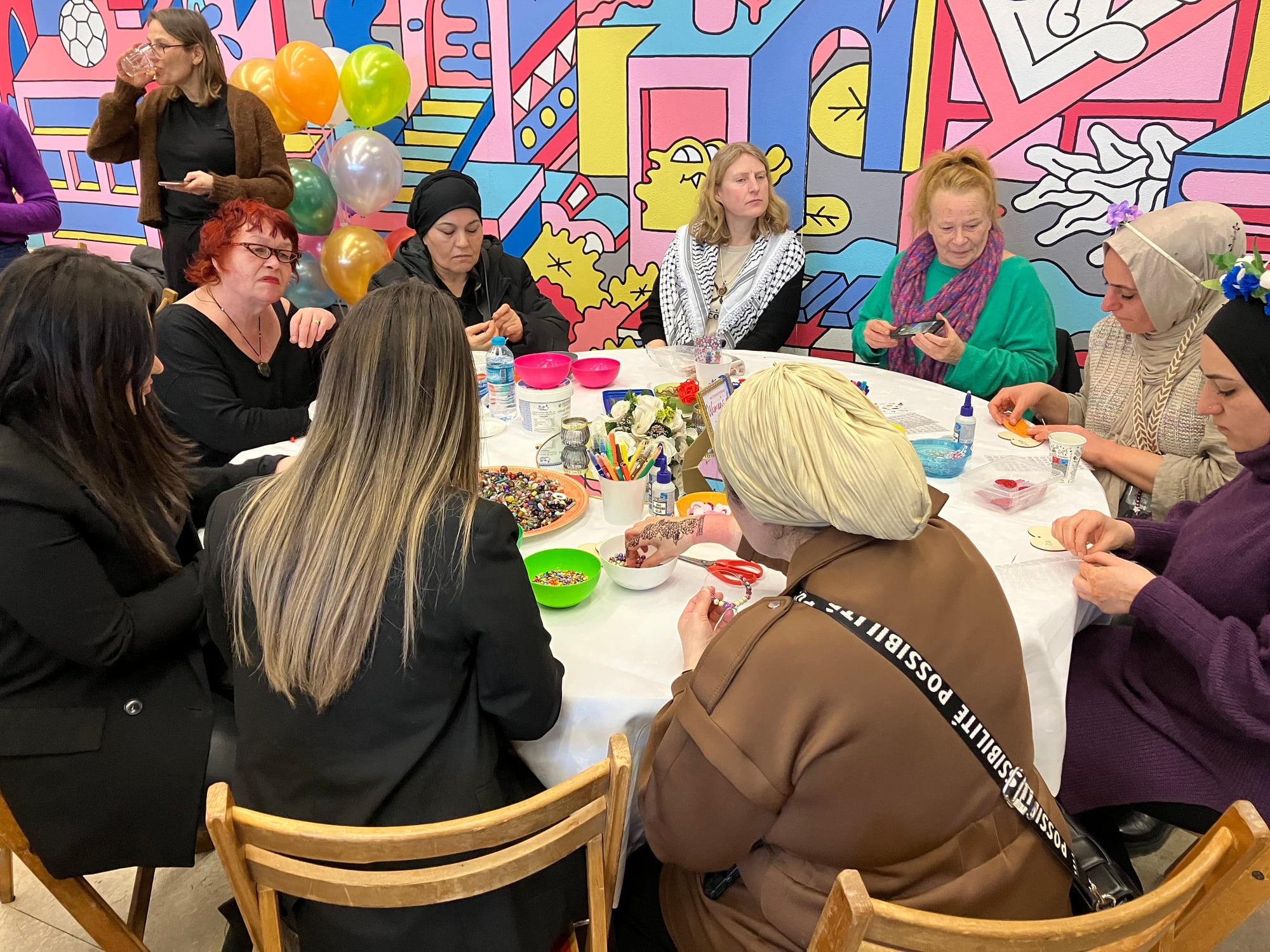 Groep vrouwen neemt deel aan workshop sieraden maken