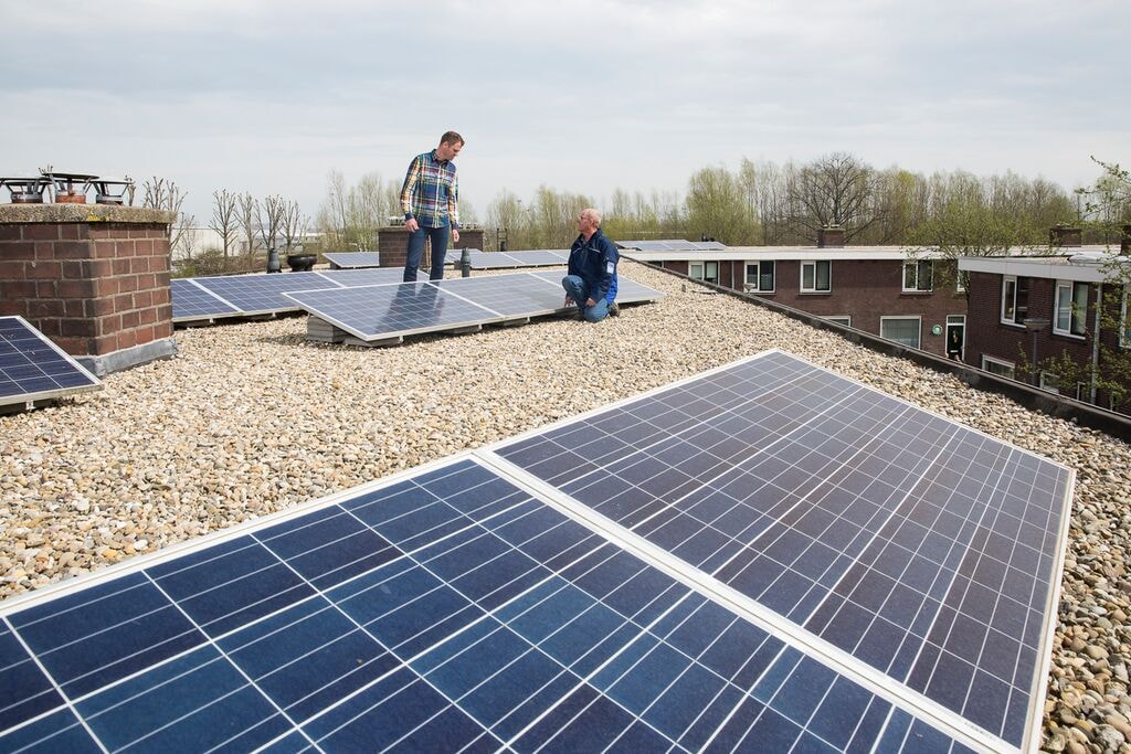 Zonnepanelen op het dak geplaatst