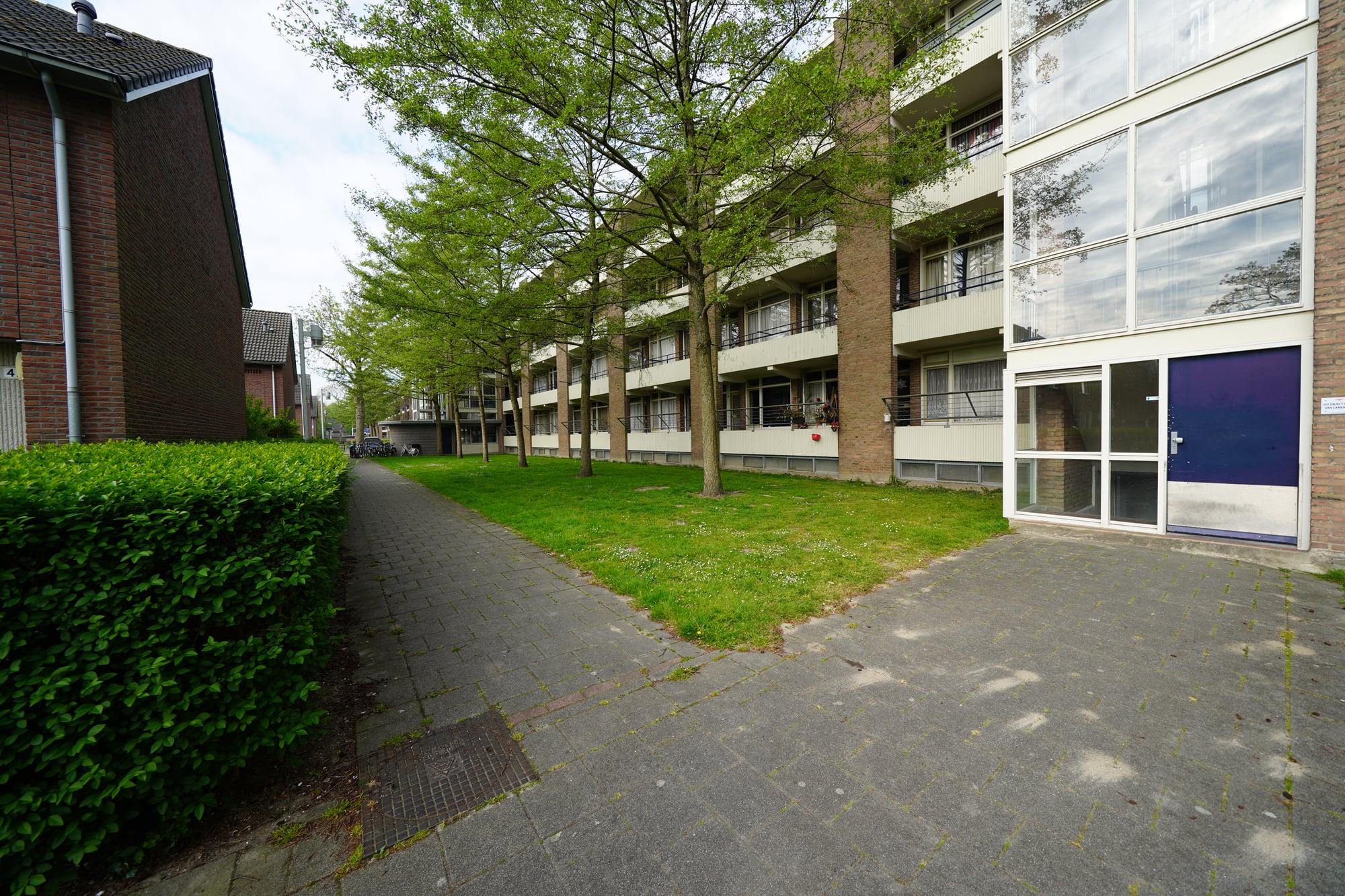Flatgebouw aan de achterkant gezien