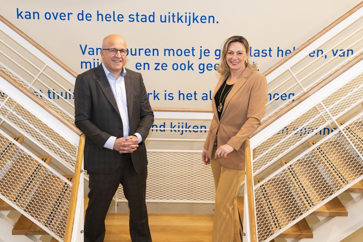 Mohamed el Achkar en Miriam Hoekstra-van der Deen op trap