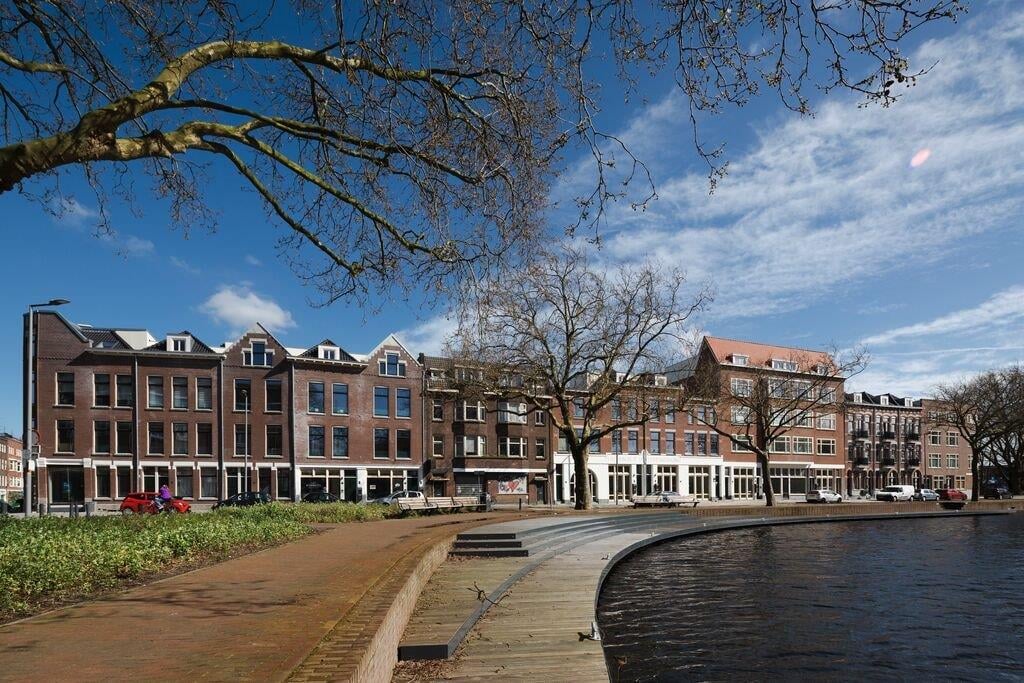 Straatzicht van de overkant Linker Rottekade