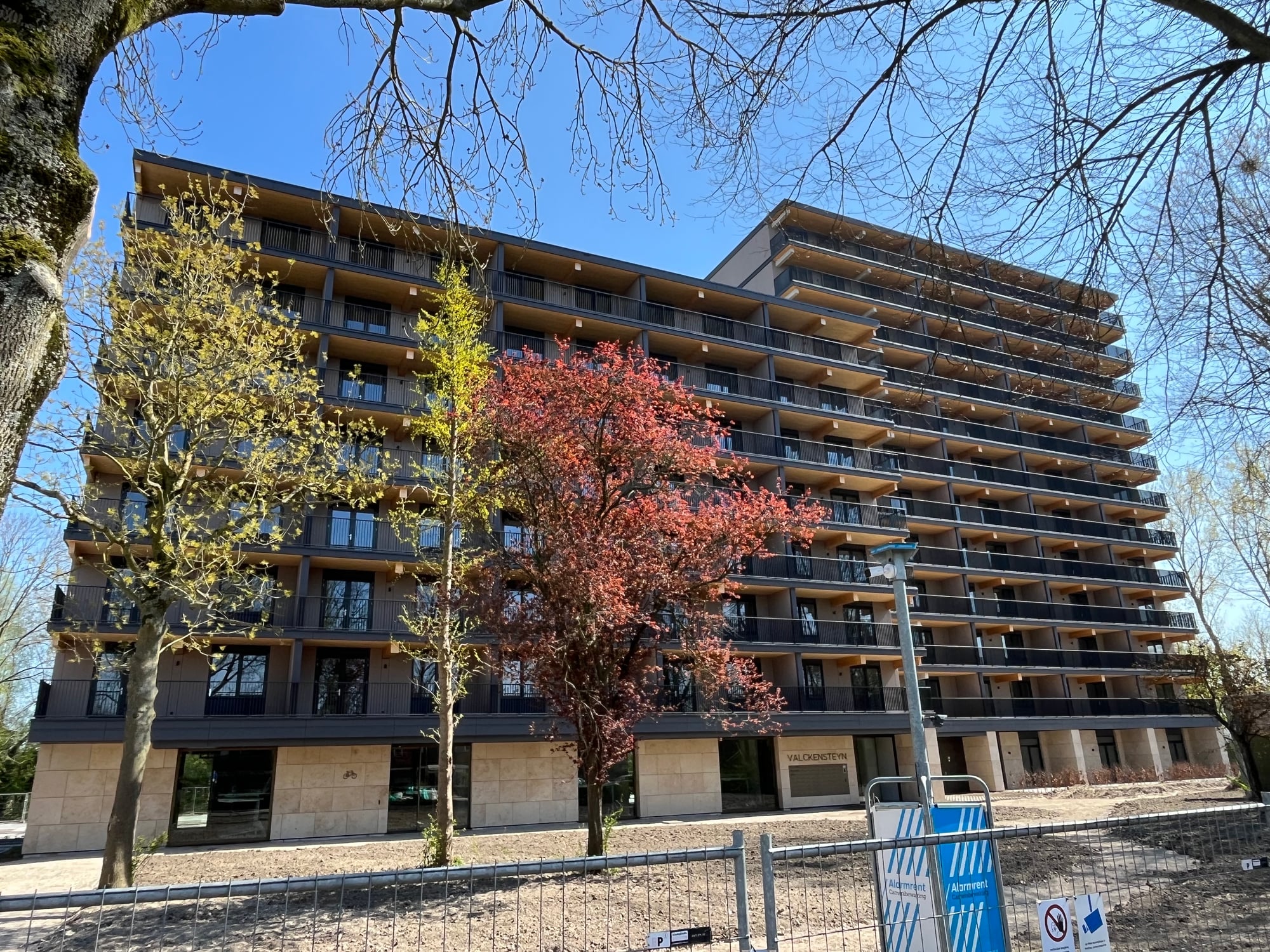 Het woongebouw Valckensteyn van de voorkant gezien