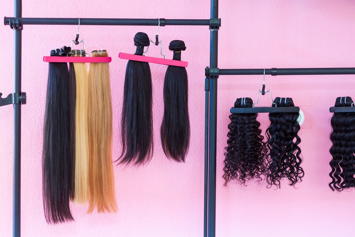 Hangende haarplukken voor roze muur