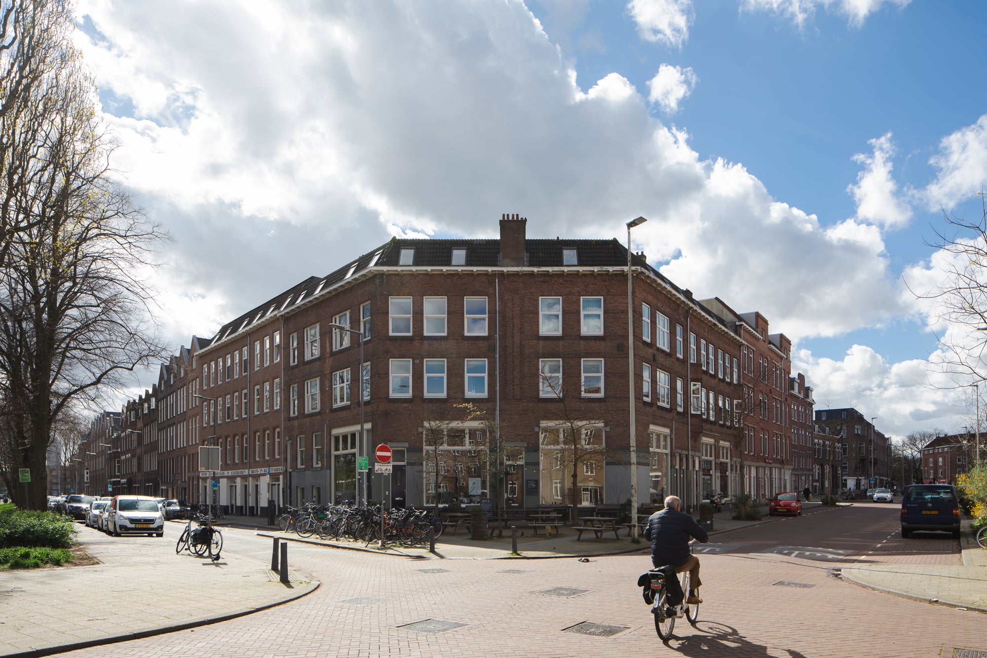 Woongebouw op de kruising van de Paradijslaan met de Excercitiestraat