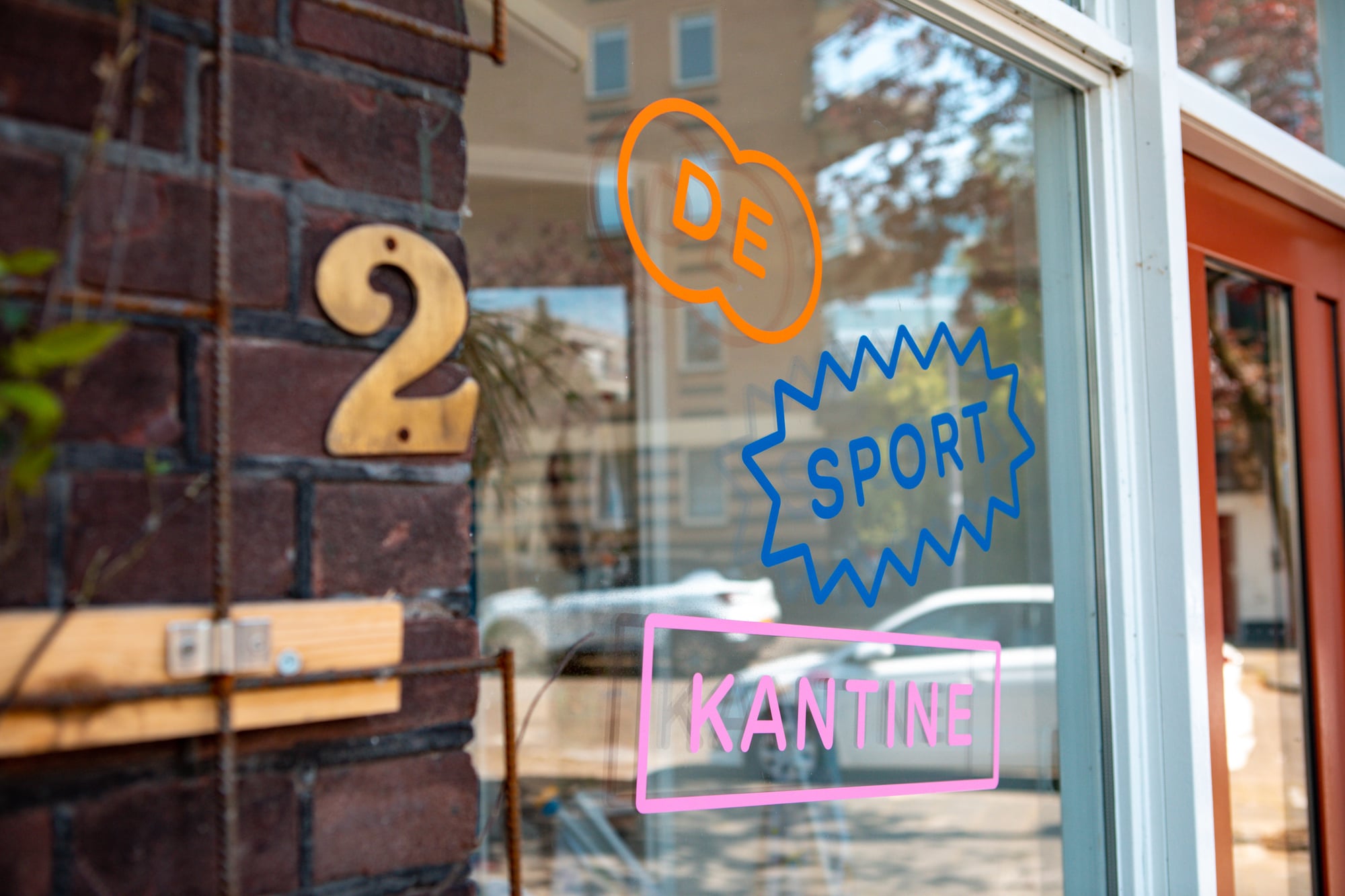 Raam en huisnummer sportkantine
